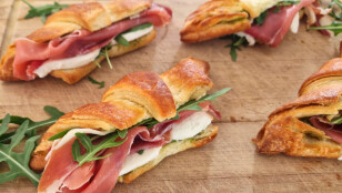 Croissant au jambon sans gluten pesto et mozzarella